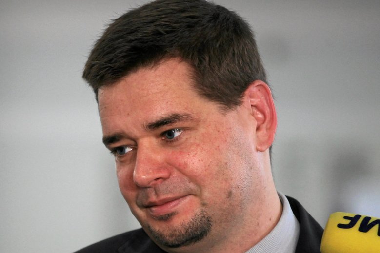 Z jednej strony PiS wytacza ciężkie działa przeciwko Michałowi Królikowskiemu. Z drugiej pojawia się oferta pracy i całkiem spore pieniądze.