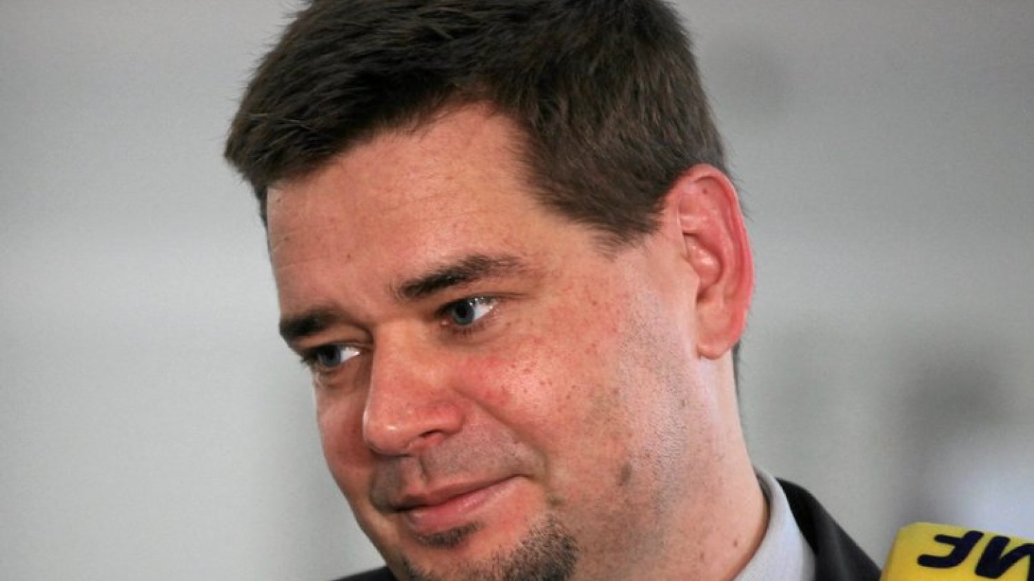Z jednej strony PiS wytacza ciężkie działa przeciwko Michałowi Królikowskiemu. Z drugiej pojawia się oferta pracy i całkiem spore pieniądze.