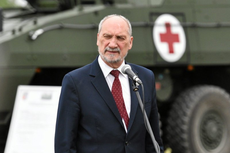 "Antoni Macierewicz kupił fabrykę autobusów, która nie potrafiła złożyć oferty w przetargu!" – komentuje jego poprzednik w MON, Tomasz Siemoniak.