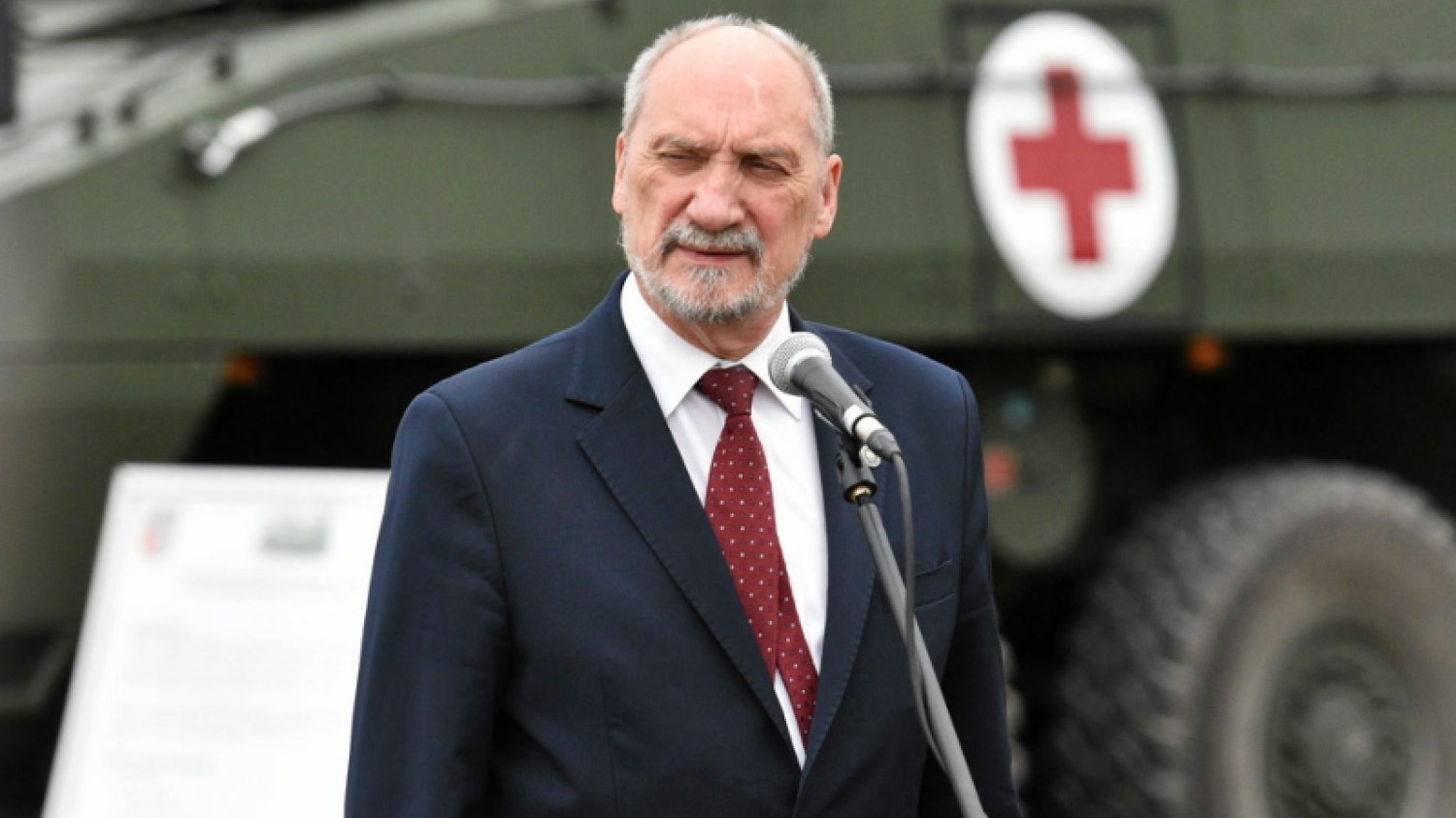 "Antoni Macierewicz kupił fabrykę autobusów, która nie potrafiła złożyć oferty w przetargu!" – komentuje jego poprzednik w MON, Tomasz Siemoniak.