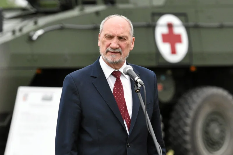"Antoni Macierewicz kupił fabrykę autobusów, która nie potrafiła złożyć oferty w przetargu!" – komentuje jego poprzednik w MON, Tomasz Siemoniak.