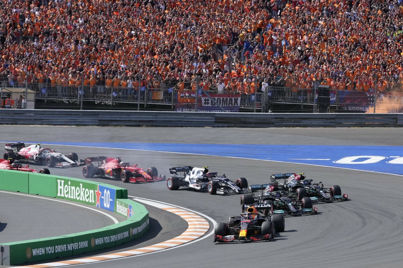 Max Verstappen na czele Grand Prix Holandii - czyli najpiękniejszy widok dla "pomarańczowej" publiczności.