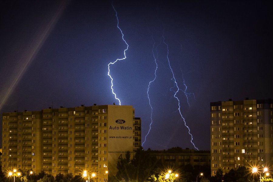 Letnie temperatury będą utrzymywać się w najbliższych dniach. Niestety, w wielu regionach Polski nastąpią wyładowania atmosferyczne.