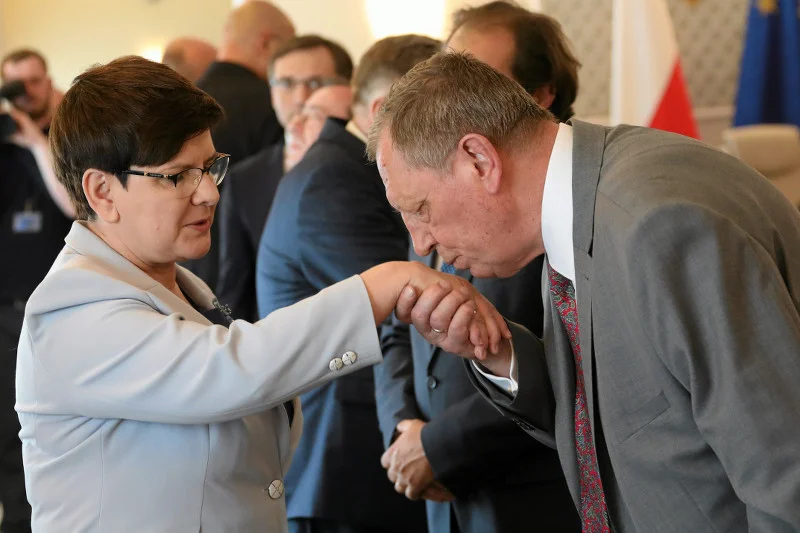 Internauci zastanawiają się, gdzie po aferze z ministrem Szyszką jest premier Szydło.