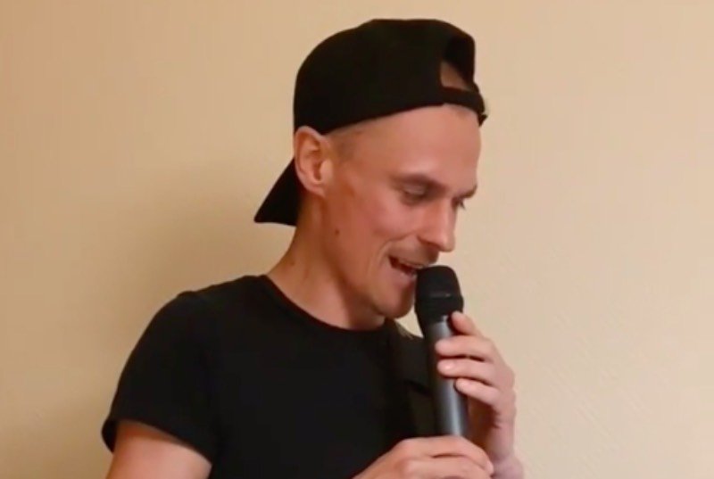 Żyła śpiewający hit Queen.