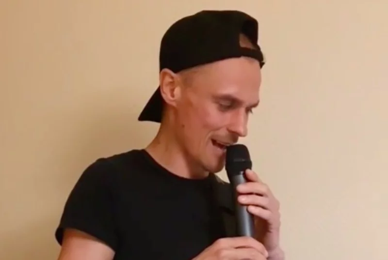 Żyła śpiewający hit Queen.