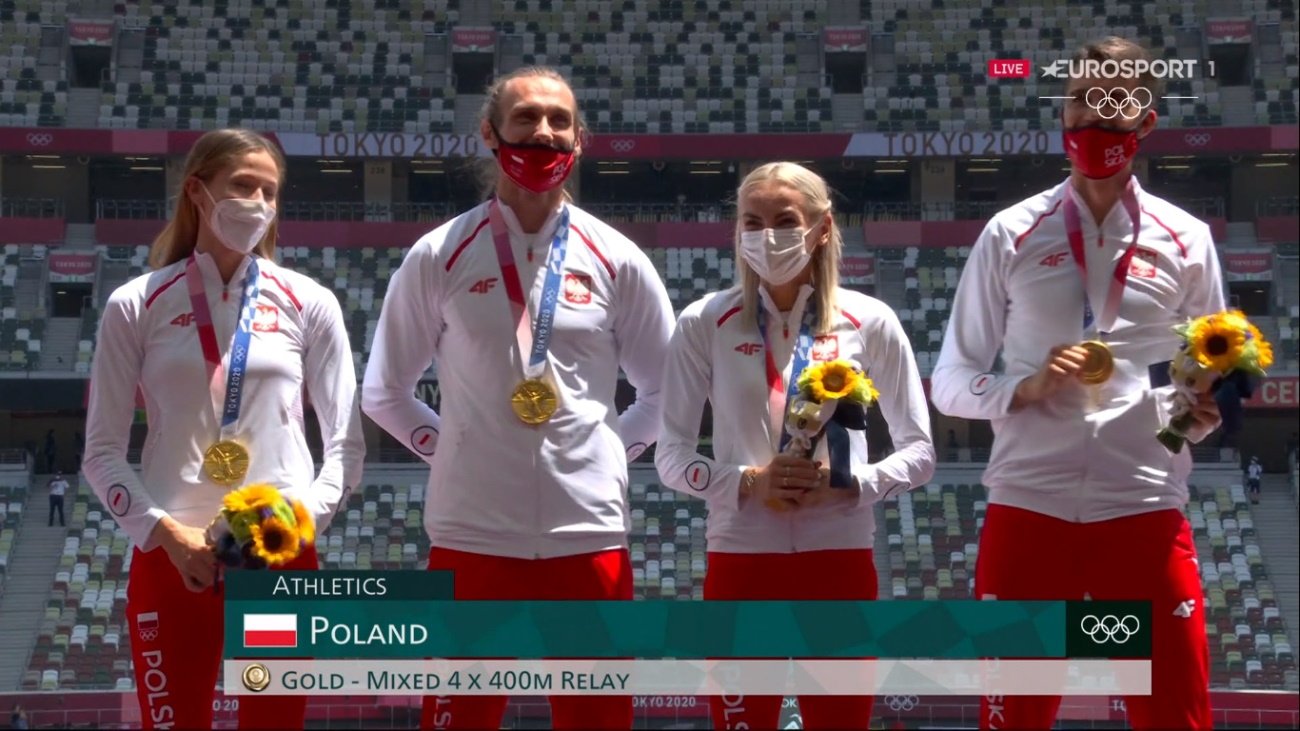 Polska sztafeta 4x400 metrów na podium olimpijskim w Tokio