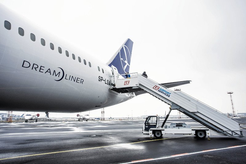 Dreamliner należący do PLL LOT musiał awaryjnie lądować z powodu awarii silnika.