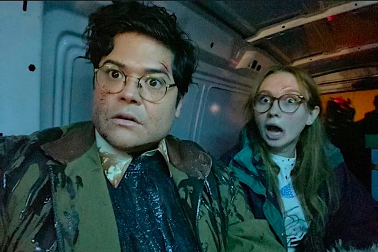 Veronika Slowikowska i Harvey Guillén