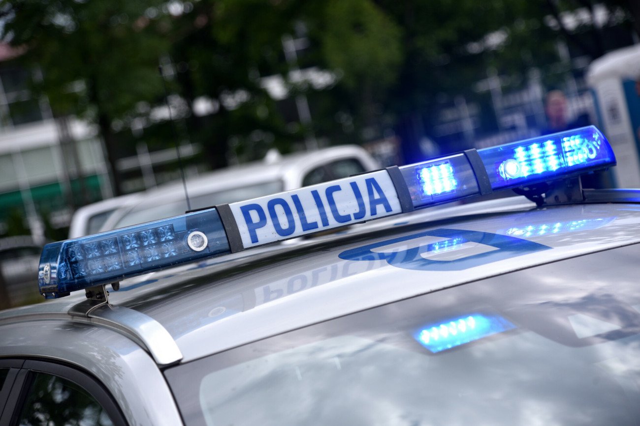 Pobił policjantów i uciekł z policyjnego konwoju. W Piasecznie trwa obława