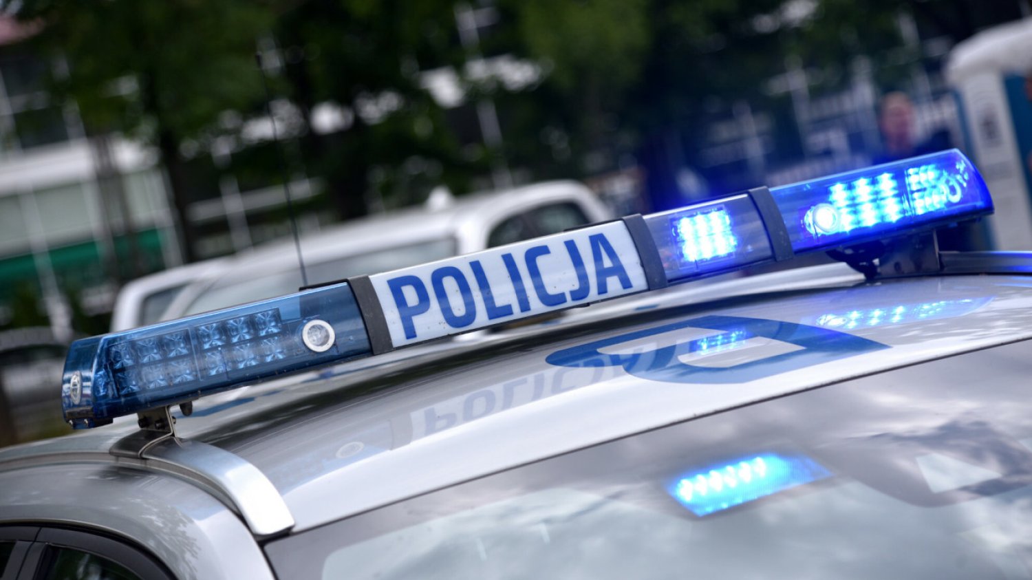Pobił policjantów i uciekł z policyjnego konwoju. W Piasecznie trwa obława