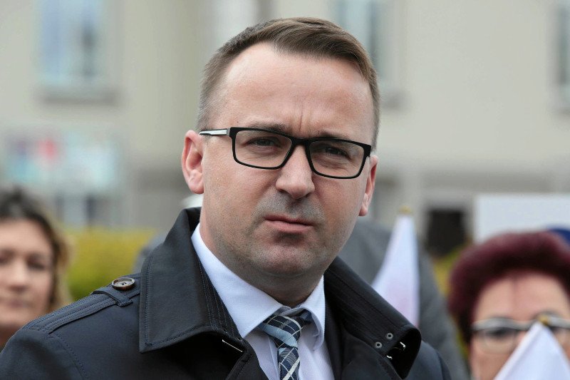 Poseł PiS walczy z plagą komarów.