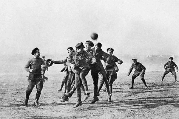 Tylko w Święta 1914 roku żołnierze mogli pozwolić sobie na grę w piłkę nożną.
