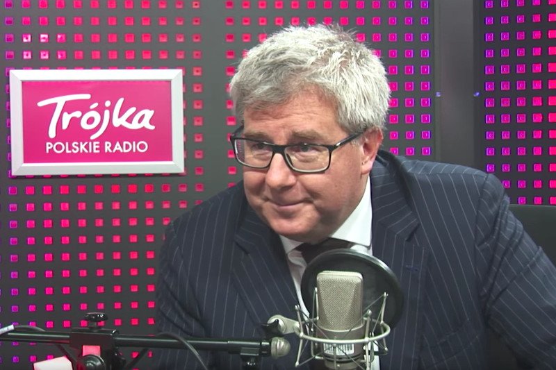 Jednym zdaniem Ryszard Czarnecki obraził tysiące ludzi. W "Salonie Politycznym Trójki" usiłował wmówić, że ci, co protestują, "nie wiedzą, co czynią".