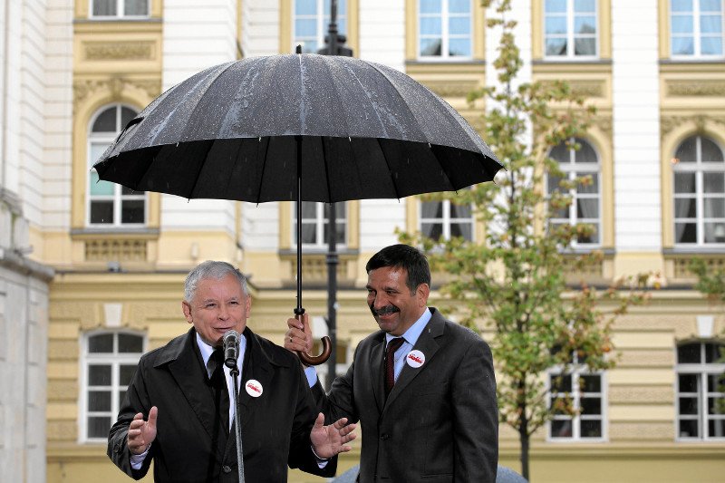 Jarosław Kaczyński i Janusz Śniadek przed Kancelarią Premiera, 2013 rok.