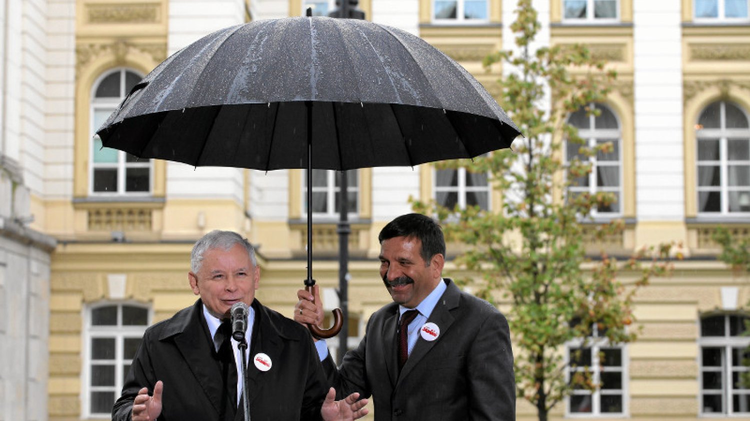 Jarosław Kaczyński i Janusz Śniadek przed Kancelarią Premiera, 2013 rok.