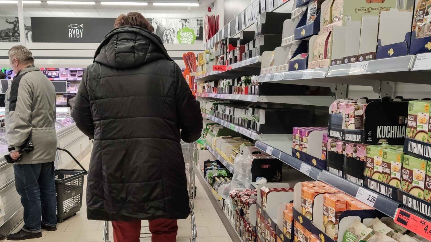 Lidl rusza z akcją "5+5" na ten niezbędnik w kuchni. Trzeba się jednak pospieszyć. Sklep sieci Lidl. Od poniedziałku rusza promocja "5+5" na cukier.