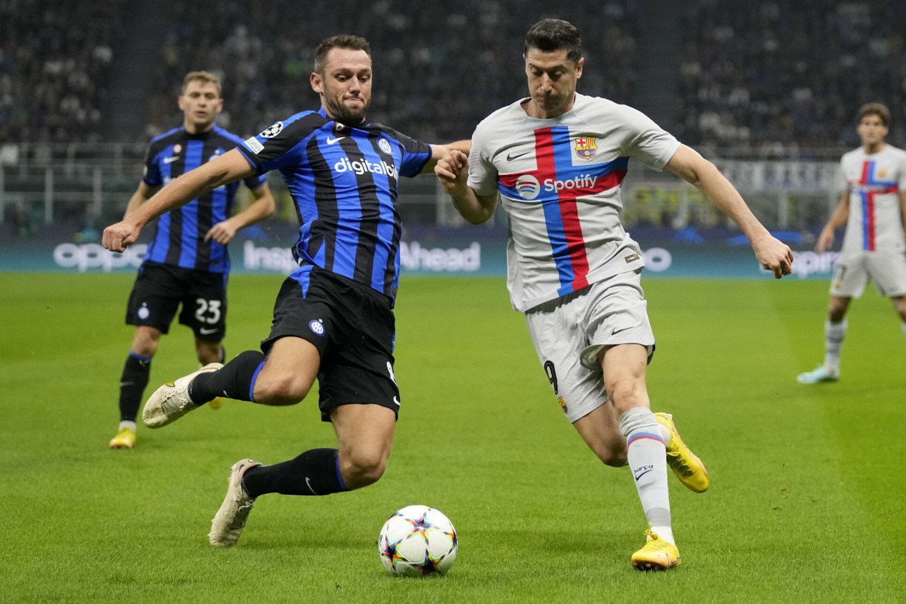 Robert Lewandowski był bezradny w starciu z Interem Mediolan. Koledzy z zespołu niewiele pomogli Polakowi.