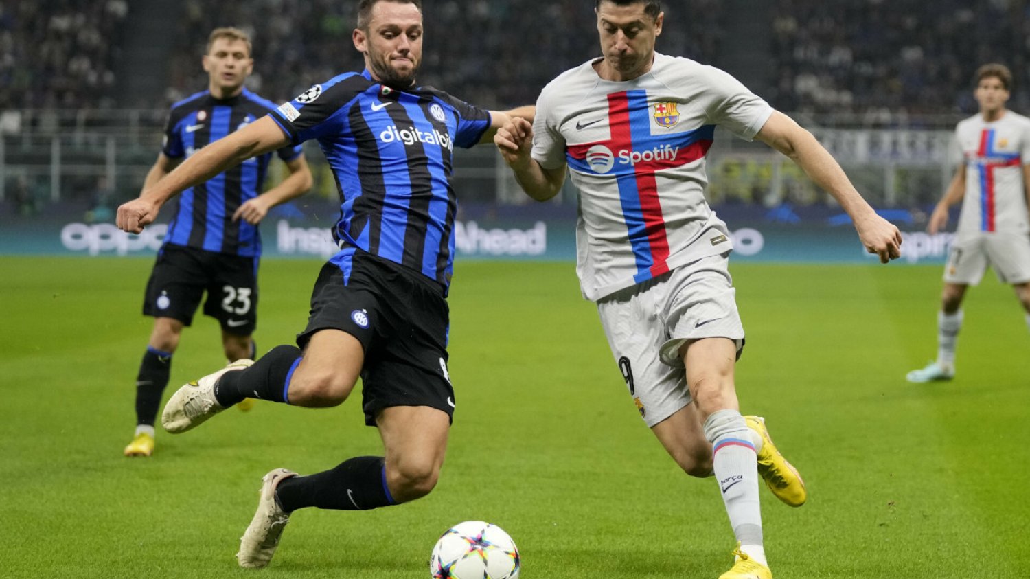 Robert Lewandowski był bezradny w starciu z Interem Mediolan. Koledzy z zespołu niewiele pomogli Polakowi.