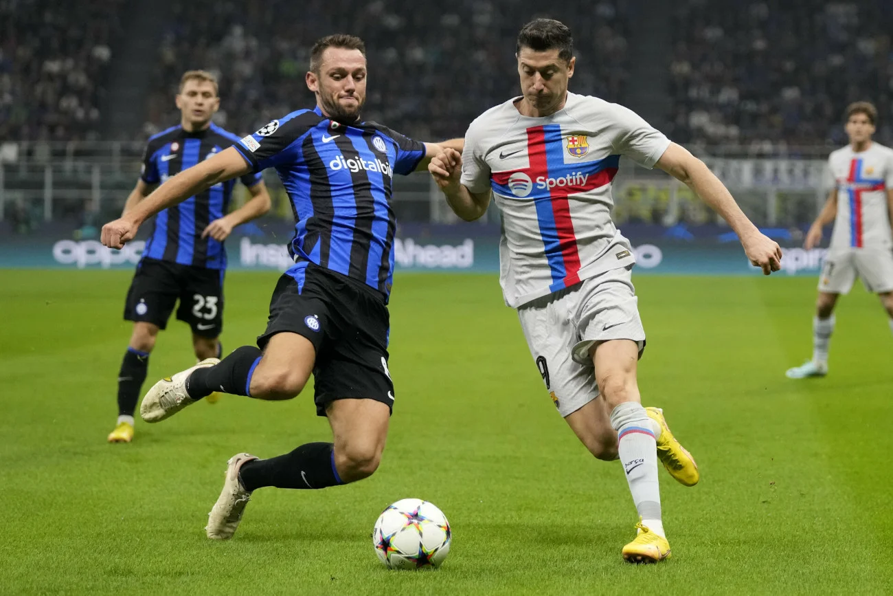 Robert Lewandowski był bezradny w starciu z Interem Mediolan. Koledzy z zespołu niewiele pomogli Polakowi.