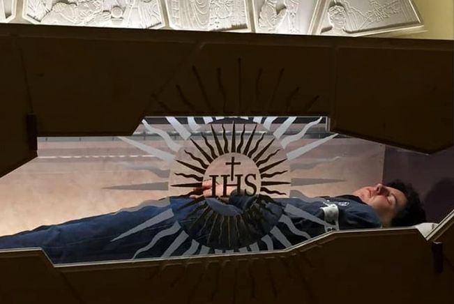 Carlo Acutis to nowy fenomen dla katolików. 14 lat po jego śmierci ciało nastolatka jest w nienaruszonym stanie.