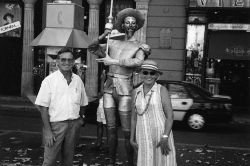 "Na saksy i do Bułgarii. Turystyka handlowa w PRL'' to jeden wielki reportaż Jana Głuchowskiego z podróży zarobkowych Polaków w okresie PRL-u. Na zdjęciu autor z żoną na barcelońskiej Rambli z żywą figurą Don Kichota