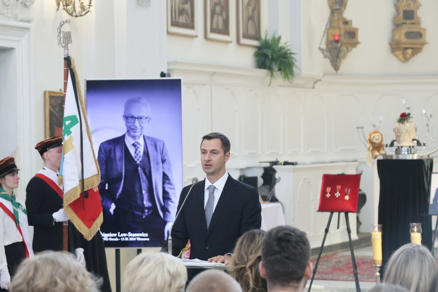 Pogrzeb Lwa-Starowicza. Jeden szczegół zwraca szczególnie uwagę.