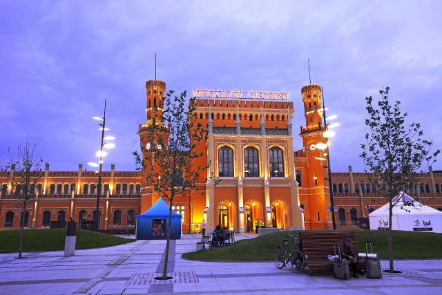 Dzięki gruntowniej rewitalizacji zabytkowy dworzec we Wrocławiu odzyskał dawną świetność.