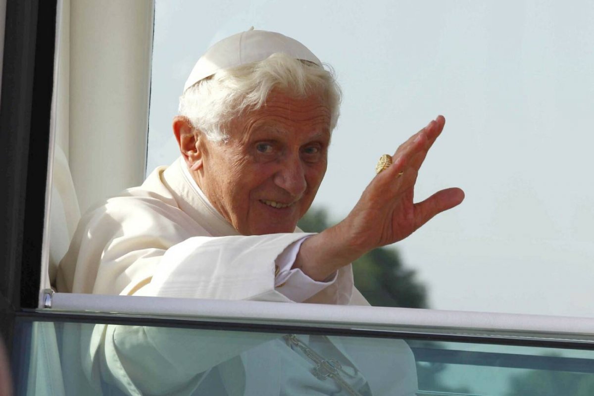 Warum hat Benedikt XVI. abdankt?  Das Geheimnis des blutbefleckten Taschentuchs
