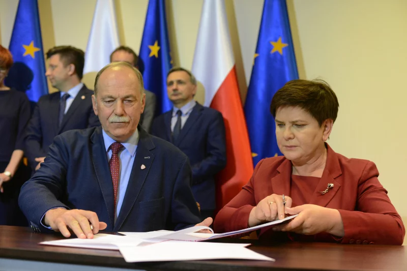 Ryszard Proksa z "Solidarności" podpisał porozumienie z Beatą Szydło.