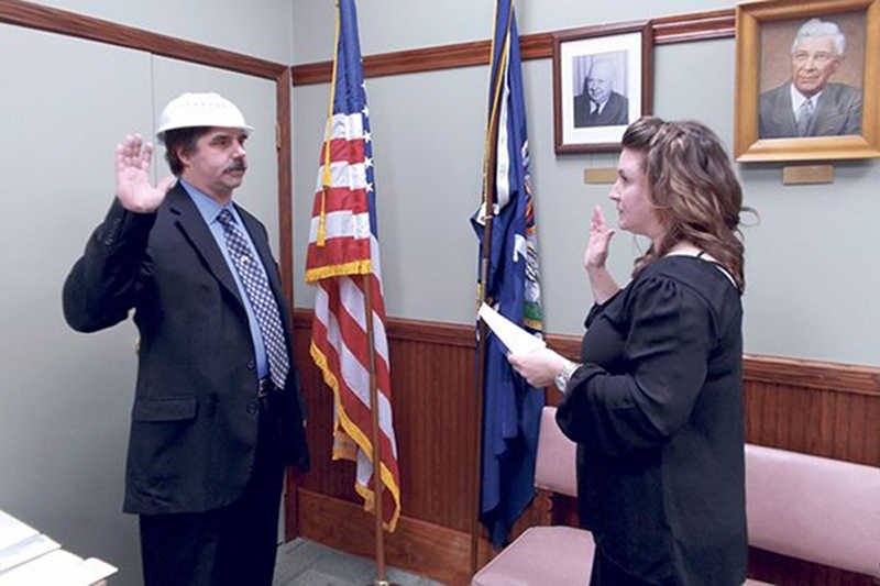 Christopher Schaeffer, wyznawca pastafarianizmu, został zaprzysiężony do rady miejskiej z durszlakiem na głowie.