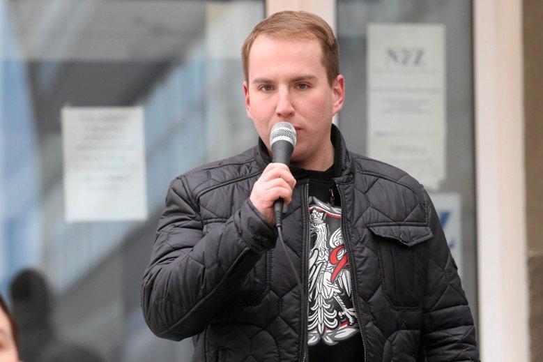 Nowy wiceminister cyfryzacji Adam Andruszkiewicz już korzysta z przywilejów władzy.