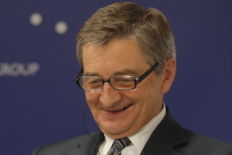 Loty na działkę, narty czy do Kalwarii po odpust – Marek Kuchciński dokumentował swoje podróże w mediach społecznościowych.