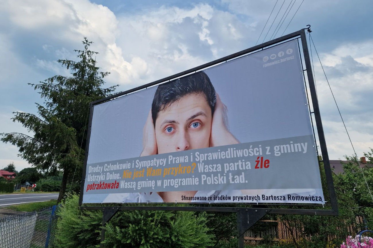 Burmistrz Ustrzyk Dolnych sam sfinansował takie billboardy. – Moim celem było, żeby ludzie nie głosowali na Prawo i Sprawiedliwość. Żeby ci, którzy głosowali na PiS, wiedzieli, jak zostali potraktowani – mówi Bartosz Romowicz.
