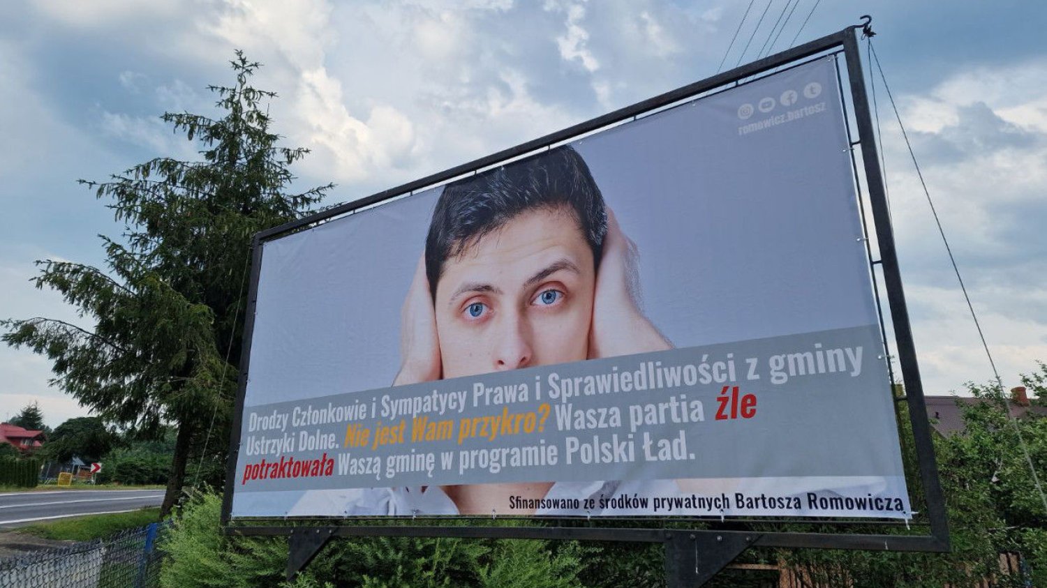 Burmistrz Ustrzyk Dolnych sam sfinansował takie billboardy. –  Moim celem było, żeby ludzie nie głosowali na Prawo i Sprawiedliwość. Żeby ci, którzy głosowali na PiS, wiedzieli, jak zostali potraktowani – mówi Bartosz Romowicz.