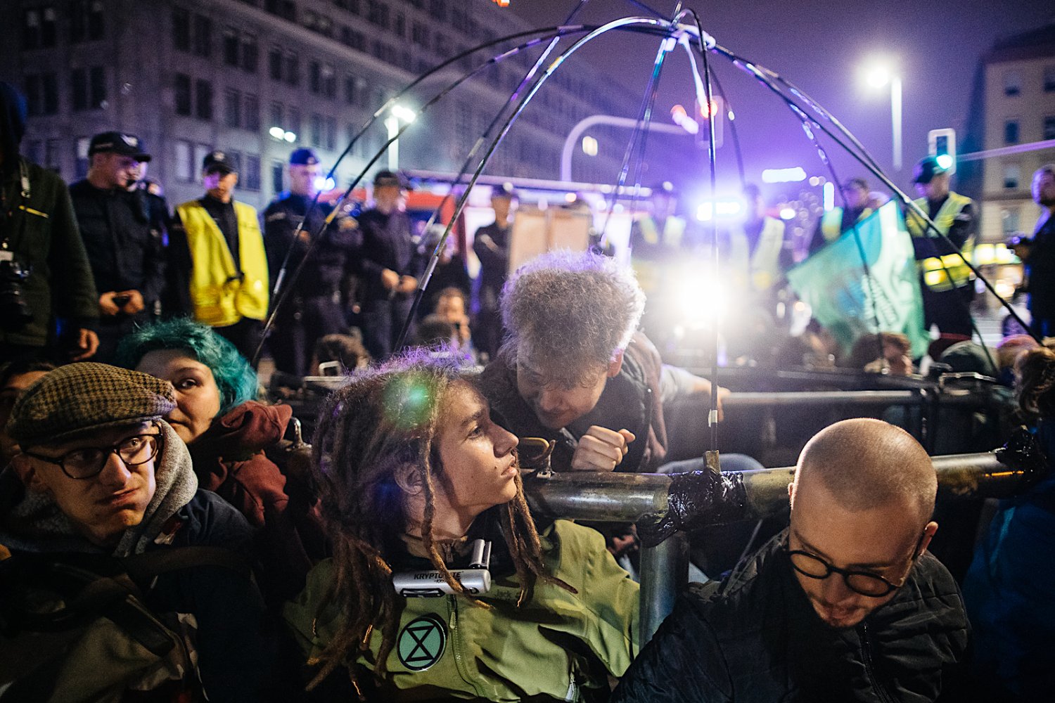 Demonstranci przykuli się do instalacji symbolizującej Ziemię