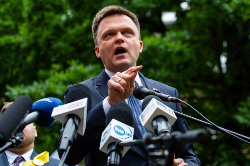 Szymon Hołownia w odpowiedzi na liczbę podpisów Rafała Trzaskowskiego pochwalił się zbiórkami pieniędzy na swoją kampanię.