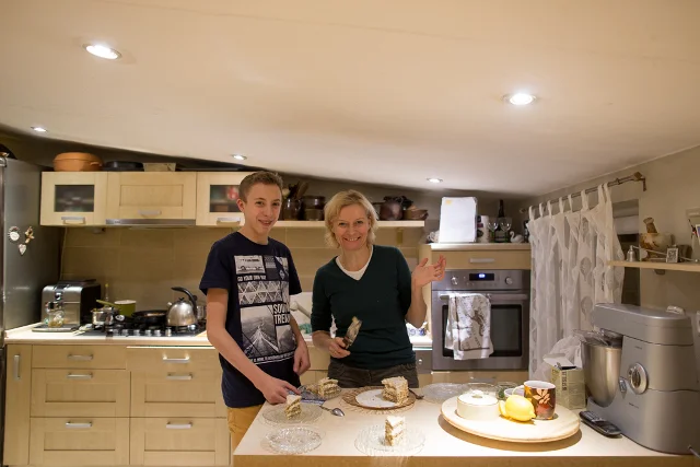 Renata i Tomek przy urodzinowym torcie.