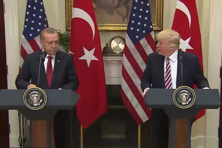 Trump rozmawiał przez telefon z Erdoganem o Syrii.