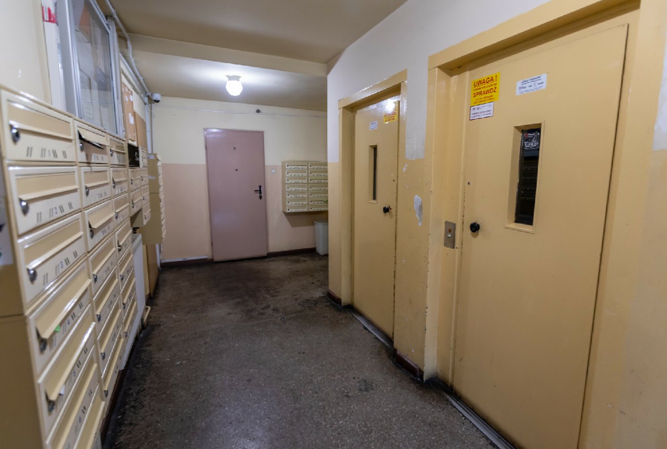 Głupio mi, gdy wsiadamy razem do windy. Tak umarły relacje sąsiedzkie