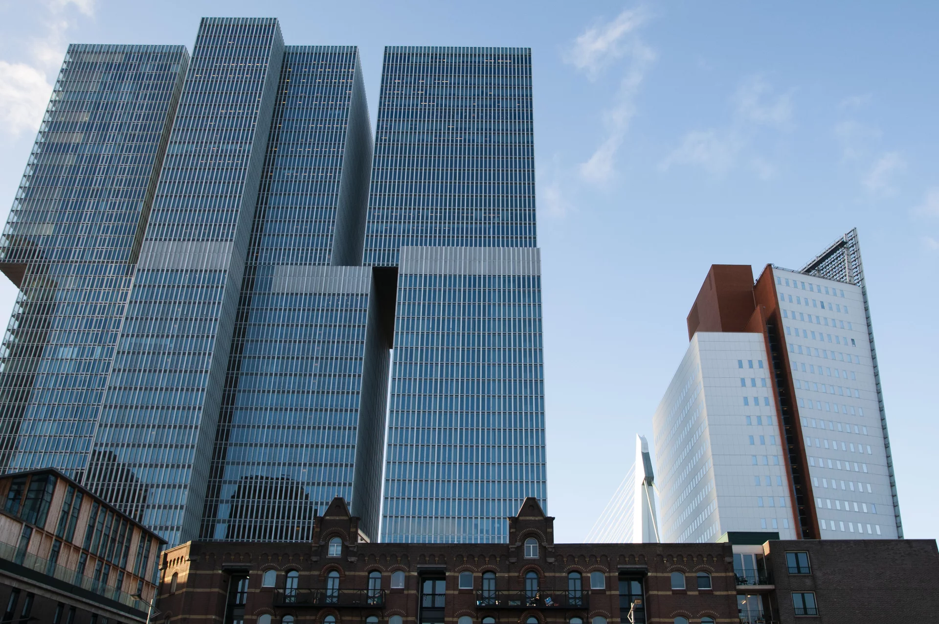 "De Rotterdam", czyli wieżowiec będący wizytówką miasta.