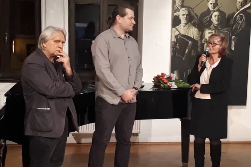 Prof. Szarek i dyrektorka Alicja Hebda podczas wernisażu w Małej Galerii