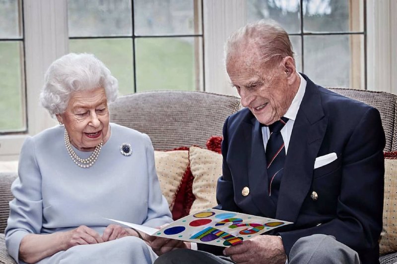 Para królewska zaczepiła się na COVID-19!