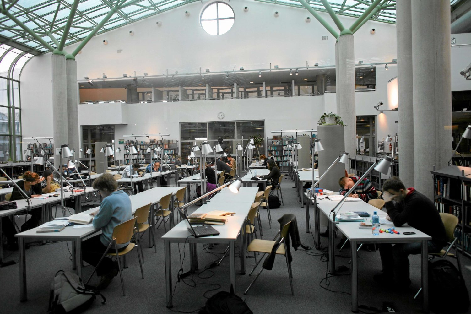 Studenci uczą się w BUW-ie