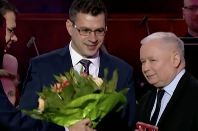 Jarosław Kaczyński podczas odbierania nagrody "Człowieka Wolności" tygodnika "Sieci" braci Karnowskich.