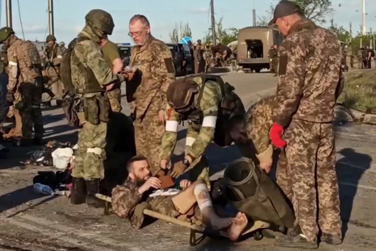 Uwolniono część obrońców z Azowstalu.