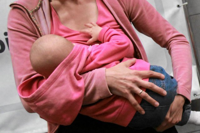 Karmienie piersią w miejscach publicznych wciąż budzi duże emocje