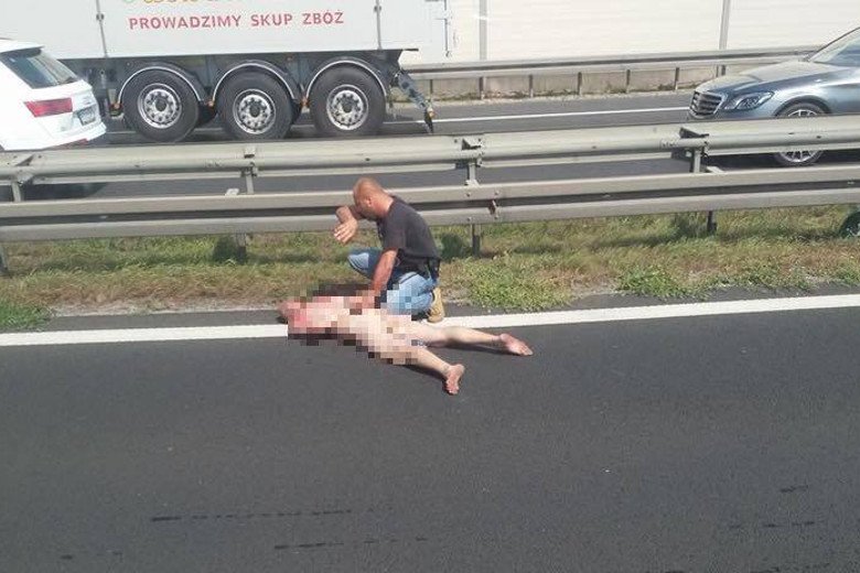 Nagi mężczyzna był pijany.