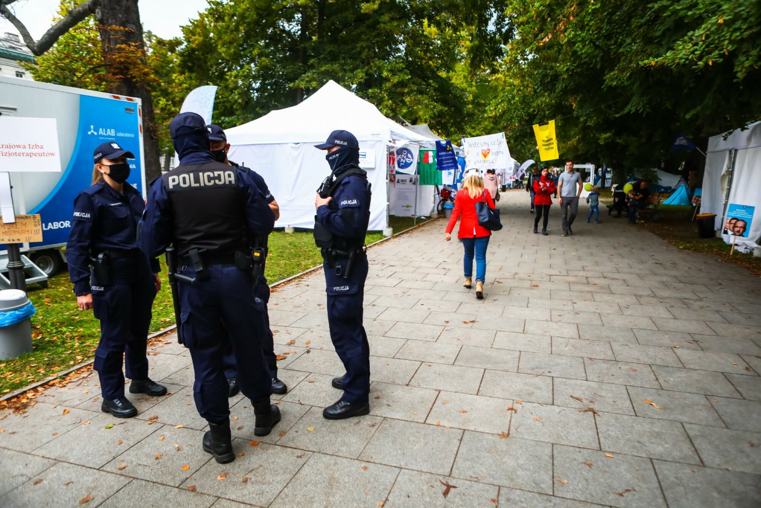 Na miejsce zdarzenia przyjechało kilka załóg policji.