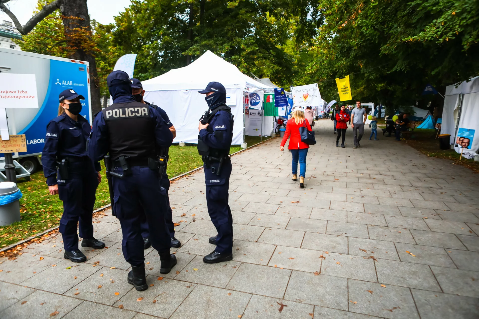 Na miejsce zdarzenia przyjechało kilka załóg policji.